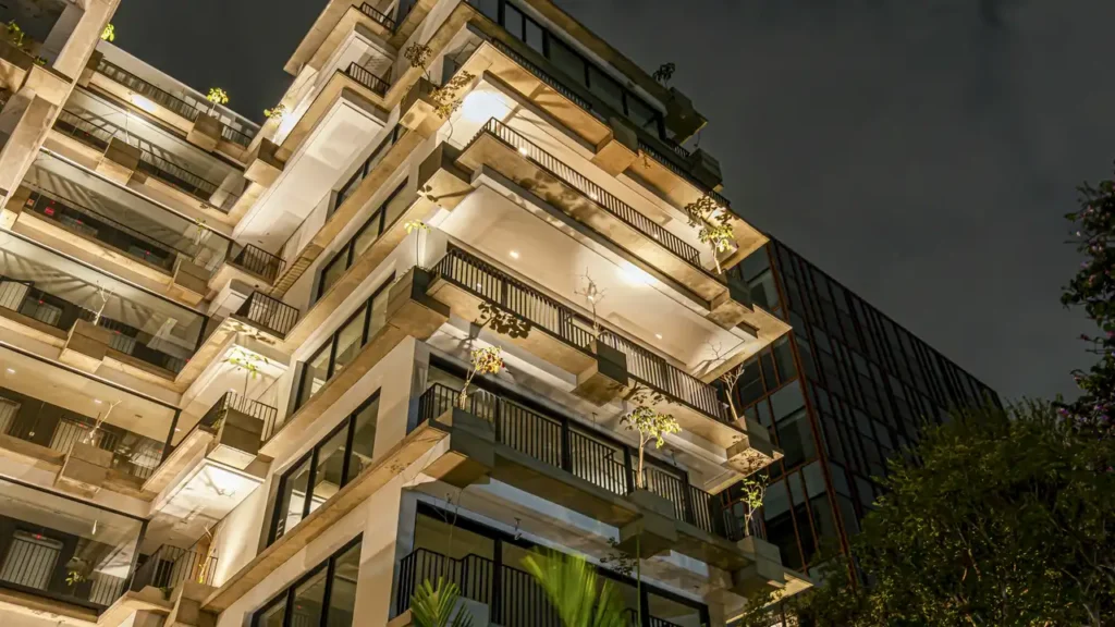 Apartamento 1-4 quartos Jardim Paulista — Foto noturna da fachada do Casa dos Ipês