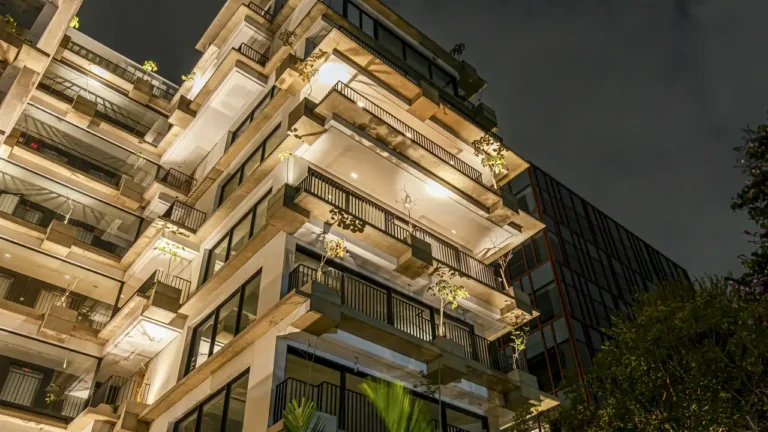 Apartamento 1-4 quartos Jardim Paulista — Foto noturna da fachada do Casa dos Ipês