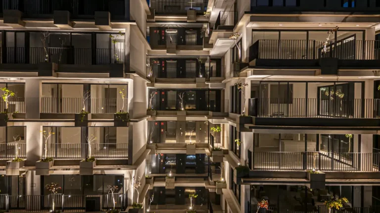 Foto noturna da fachada Casa dos Ipês — apartamento 1-4 quartos, Pronto novo em Jardim Paulista